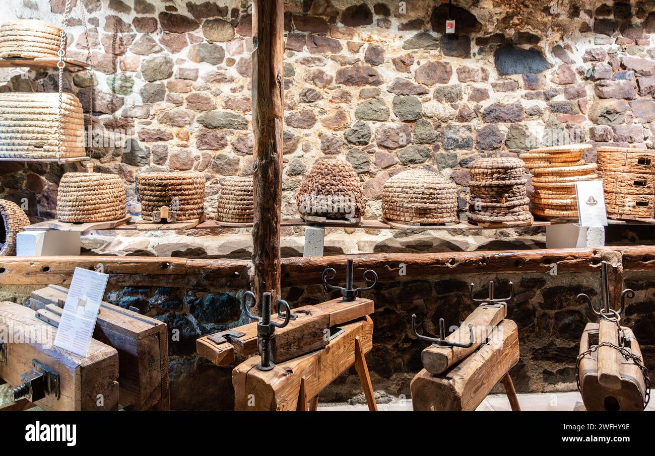 Exposition intérieure de l'ancien site Maso Plattner du Musée des abeilles, Costalovara, municipalité de Ritten, Tyrol du Sud. Trentin-Haut-Adige, nord Banque D'Images