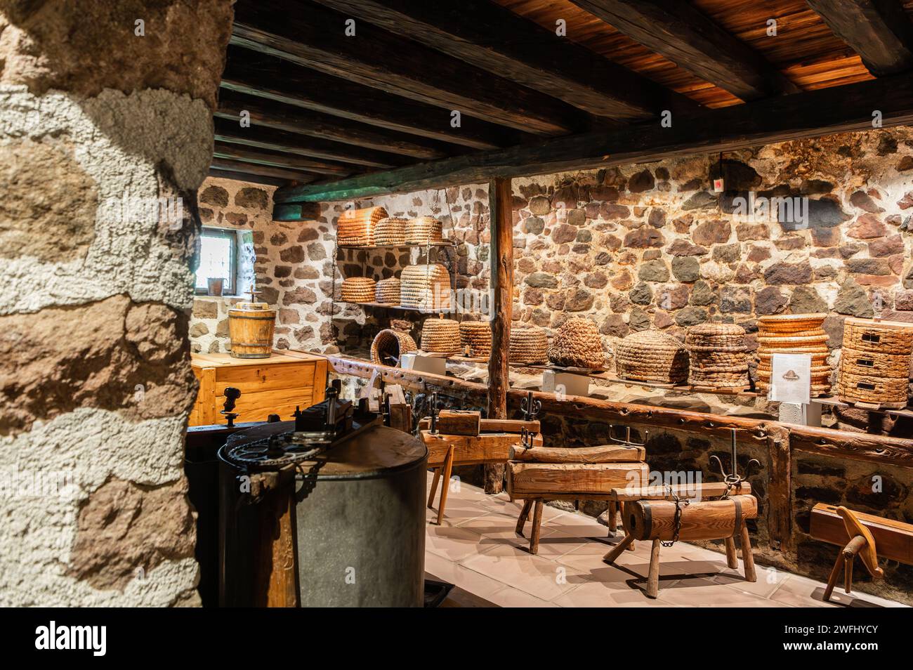 Exposition intérieure de l'ancien site Maso Plattner du Musée des abeilles, Costalovara, municipalité de Ritten, Tyrol du Sud. Trentin-Haut-Adige, nord Banque D'Images