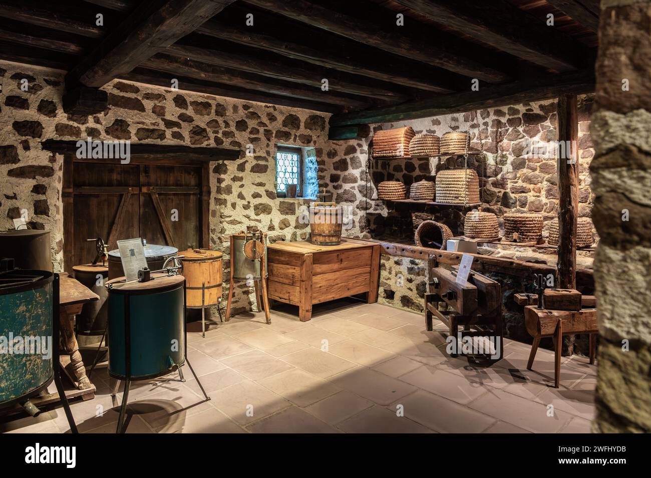 Exposition intérieure de l'ancien site Maso Plattner du Musée des abeilles, Costalovara, municipalité de Ritten, Tyrol du Sud. Trentin-Haut-Adige, nord Banque D'Images