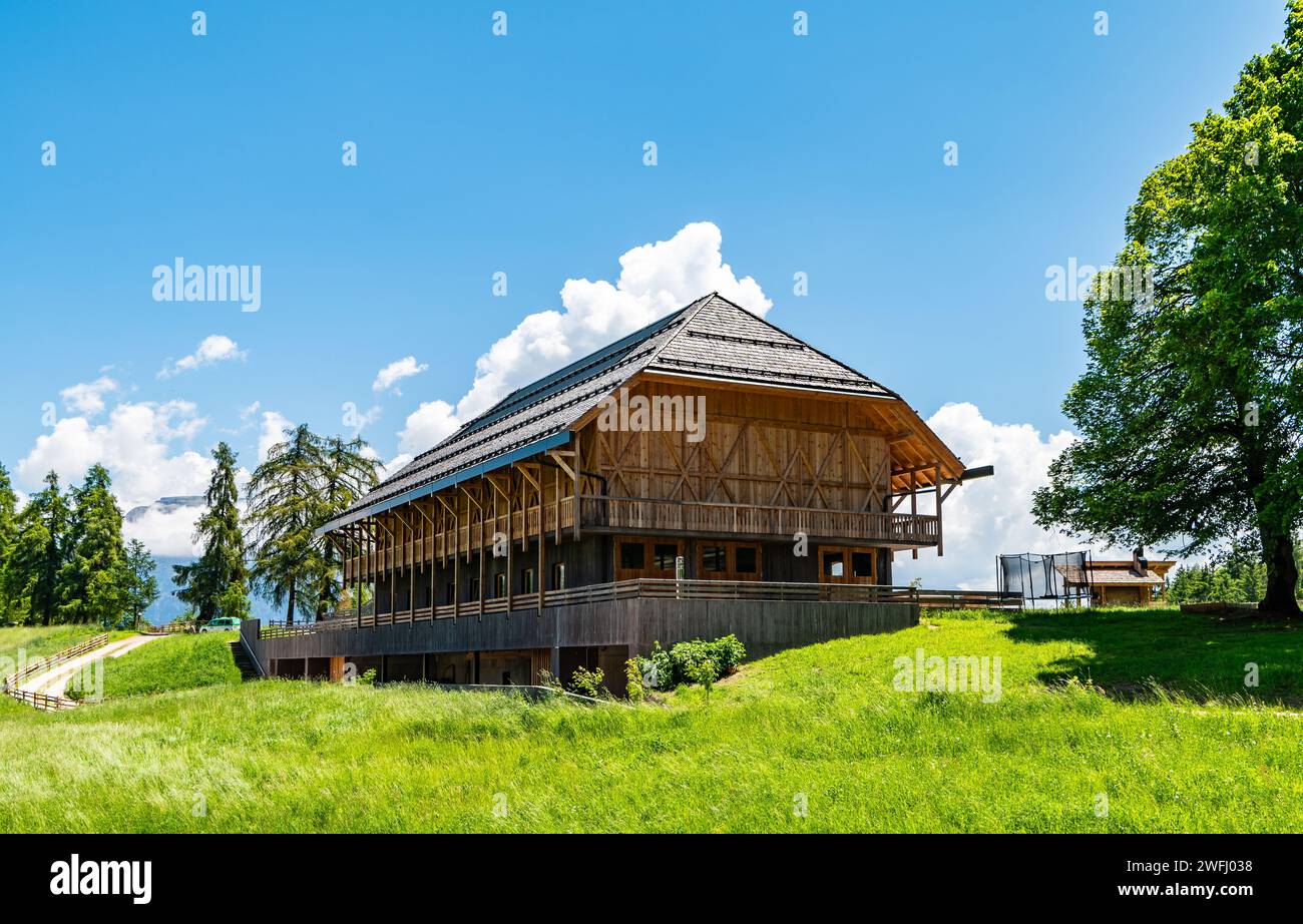 Une maison de montagne en bois au village de Costalovera, municipalité de Collalbo, plateau de Renon, Tyrol du Sud, Italie du Nord, Europe Banque D'Images