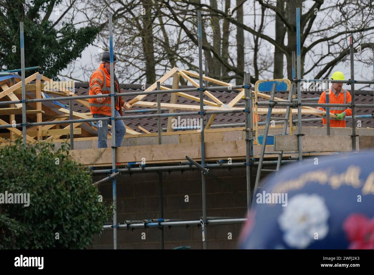 Les travaux se poursuivent pour démolir un bloc de piscine thermale non autorisé dans la maison de Hannah Ingram-Moore, la fille du défunt capitaine Sir Tom Moore, à Marston Moretaine, Bedfordshire. Date de la photo : mercredi 31 janvier 2024. Banque D'Images