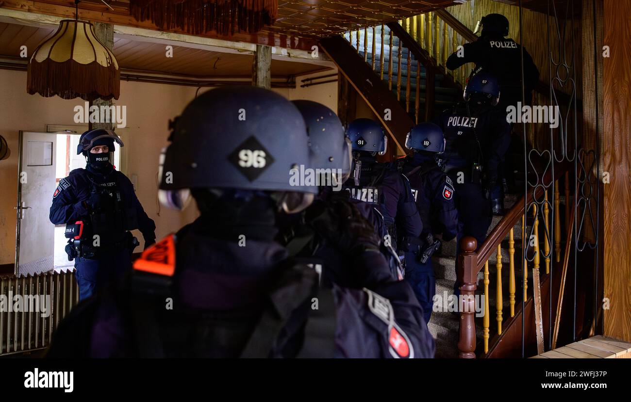 Hohenbostel, Allemagne. 03 janvier 2024. Les policiers de l ' unité de disposition des Lüneburg s ' entraînent à pénétrer dans un bâtiment. Crédit : Philipp Schulze/dpa/Alamy Live News Banque D'Images