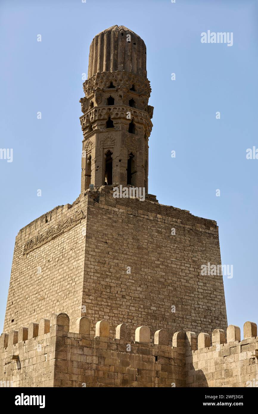 Minaret de la mosquée Al-Hakim, également connue comme mosquée A-Anwar au Caire, en Égypte Banque D'Images