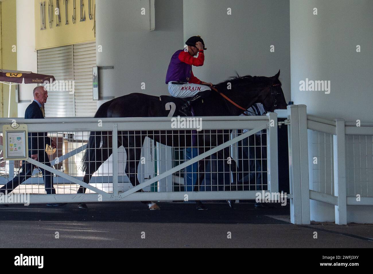 Ascot, Berkshire, Royaume-Uni. 6 octobre 2023. Le jockey Tom Marquand porte les couleurs de course de la Reine à l'hippodrome d'Ascot avant de courir sur cheval éducateur dans les Inline Policy Ltd 10th Anniversary handicap Stakes lors de la réunion du vendredi de course d'automne. Crédit : Maureen McLean/Alamy Banque D'Images