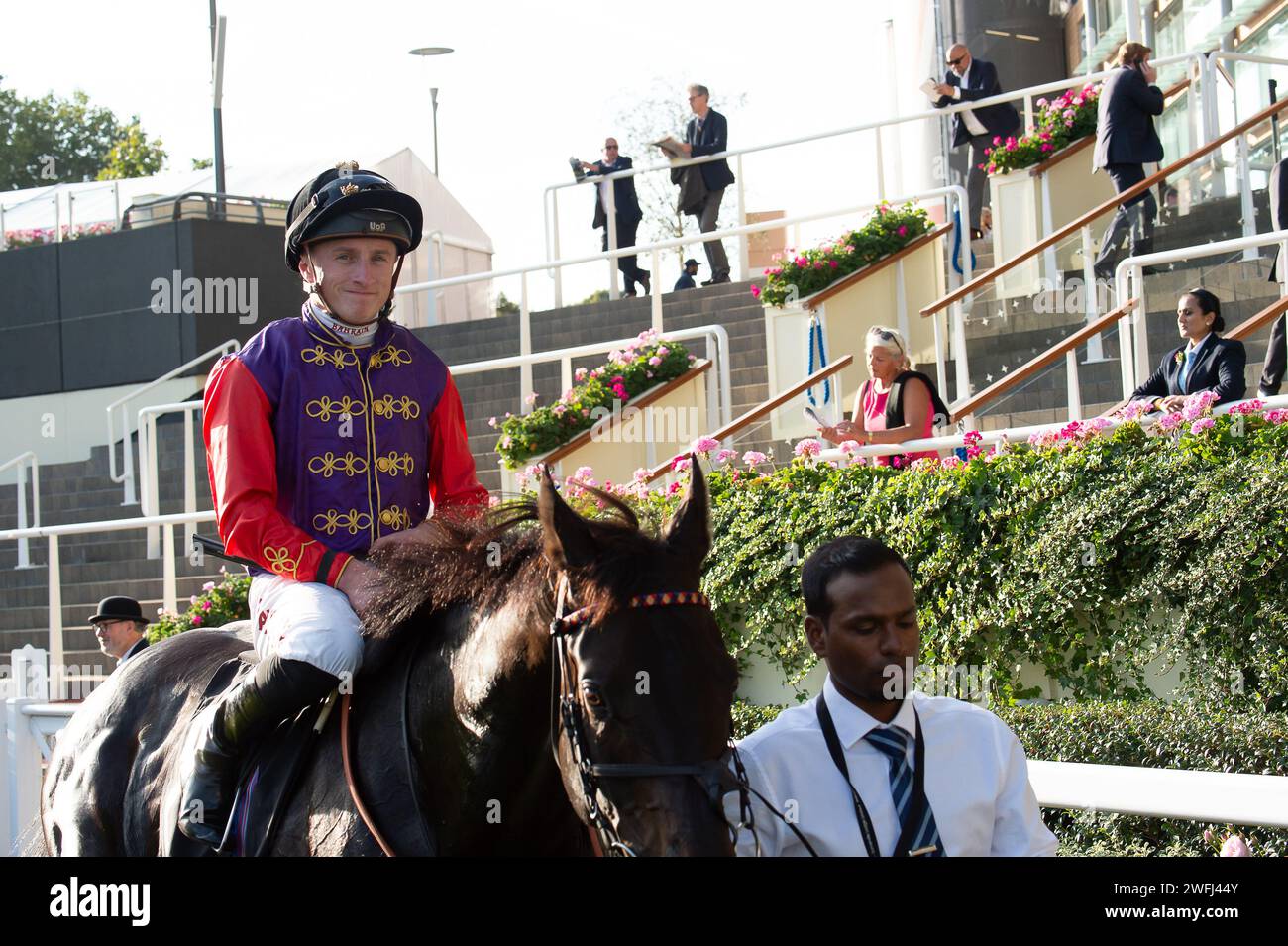 Ascot, Berkshire, Royaume-Uni. 6 octobre 2023. Le jockey Tom Marquand revient sur le Parade Ring après avoir monté le Queen's Horse Educator à l'hippodrome d'Ascot dans le cadre des Inline Policy Ltd 10th Anniversary handicap Stakes lors du meeting Autumn Racing Friday. Crédit : Maureen McLean/Alamy Banque D'Images