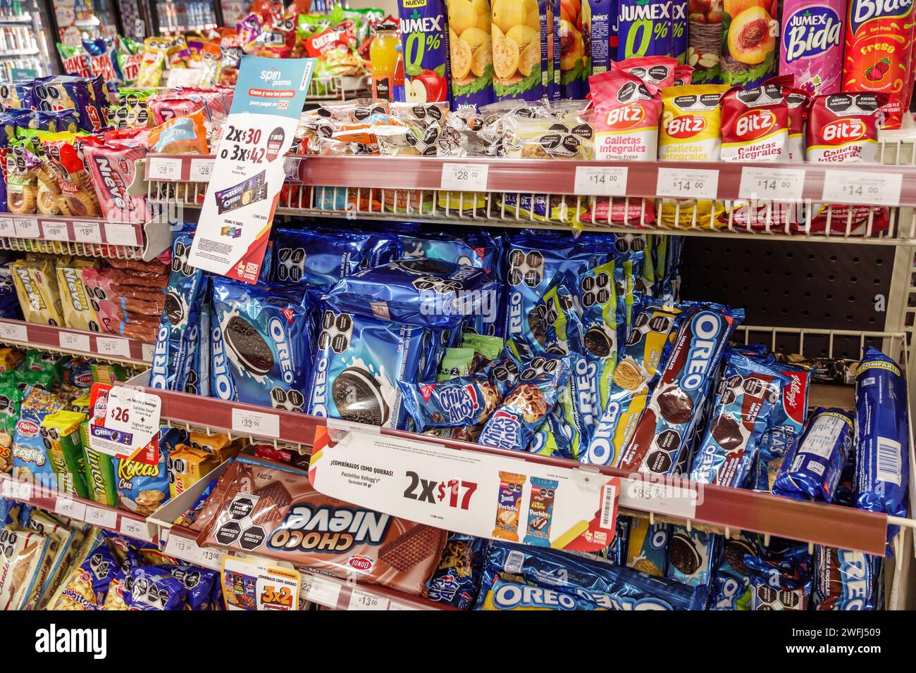 Merida Mexique, Centro, OXXO épicerie d'affaires de magasin d'alimentation de proximité, étagères d'affichage de vente intérieure, biscuits collations junk food Oreo Nabisco CH Banque D'Images