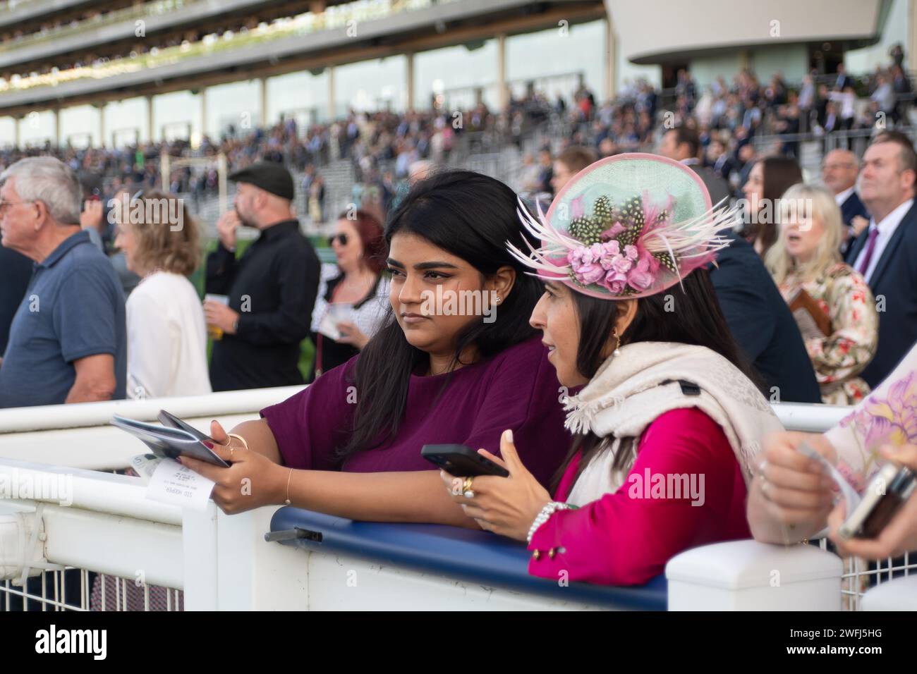 Ascot, Berkshire, Royaume-Uni. 6 octobre 2023. Les Racegoers regardent les Troy Asset Management Noel Murless Stakes à l'hippodrome d'Ascot lors de la réunion du vendredi des courses d'automne. Crédit : Maureen McLean/Alamy Banque D'Images