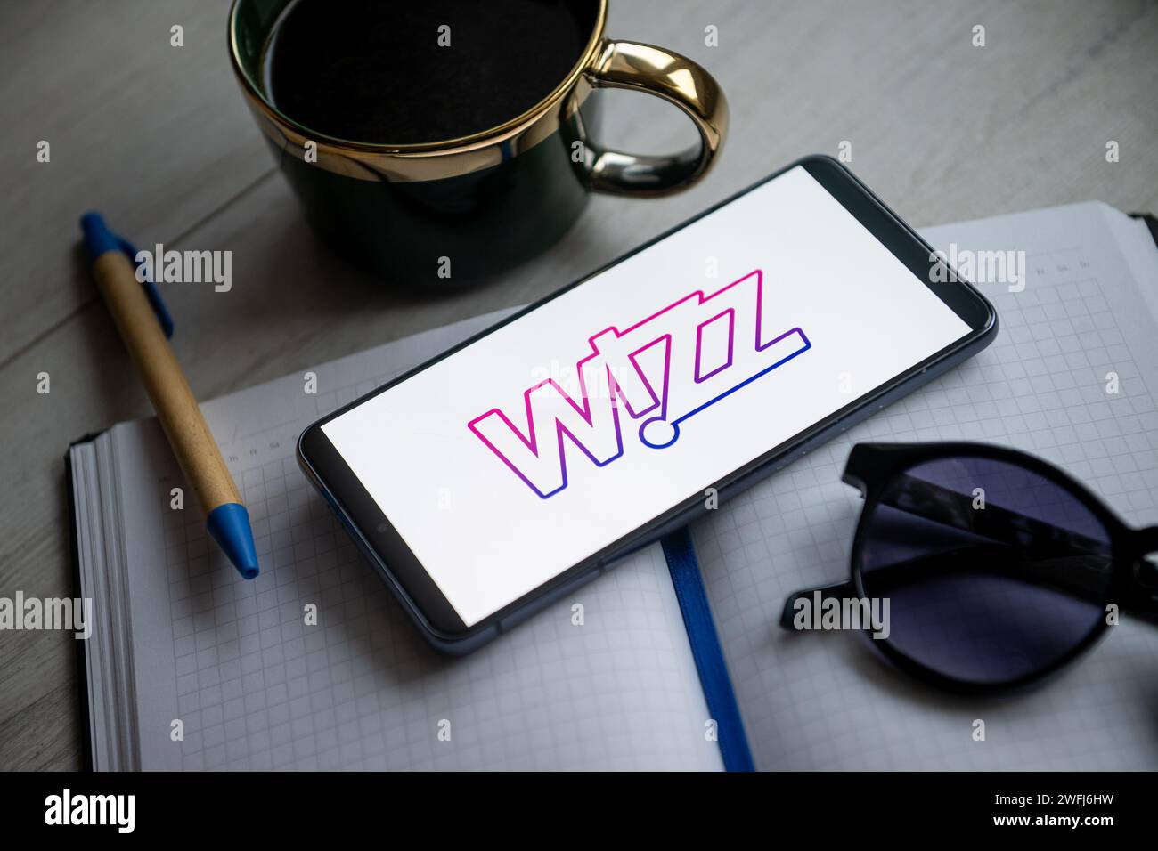 Sur cette photo illustration un logo Wizz Ari vu affiché sur un smartphone. Banque D'Images