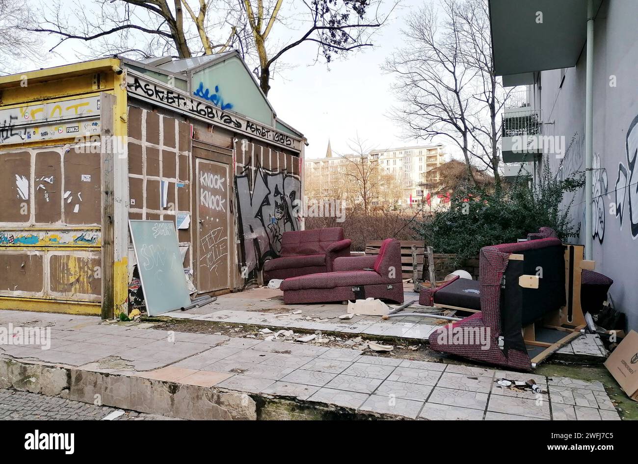 DATE D'ENREGISTREMENT NON INDIQUÉE 30.01.2024, Berlin - Deutschland. Abgestellter illégal Sperrmüll à Mitte am Weinbergsweg. *** 30 01 2024, Berlin Allemagne a déversé illégalement des déchets volumineux à Mitte sur Weinbergsweg Banque D'Images