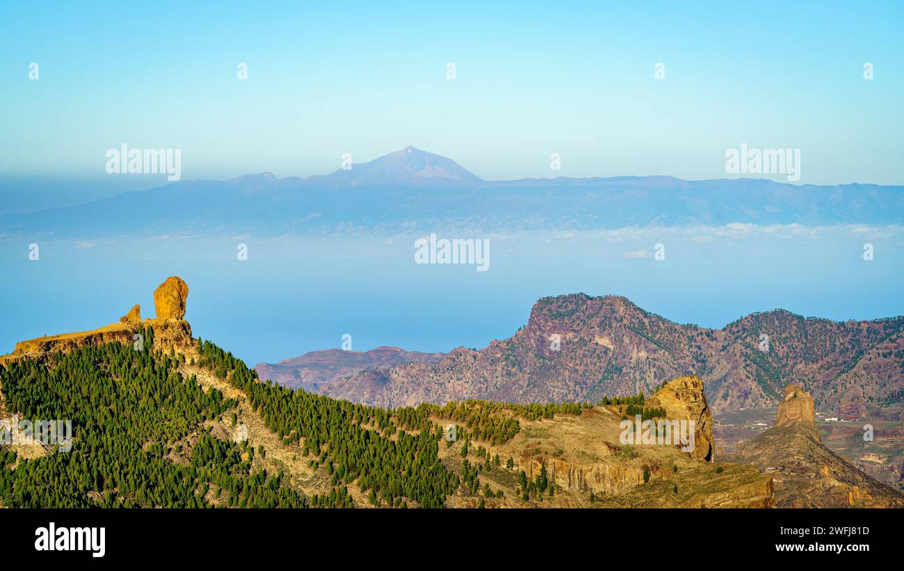 Vue de Roque Nublo et Roque Bentayga avec le mont Teide en arrière-plan, Gran Canaria, Espagne Banque D'Images
