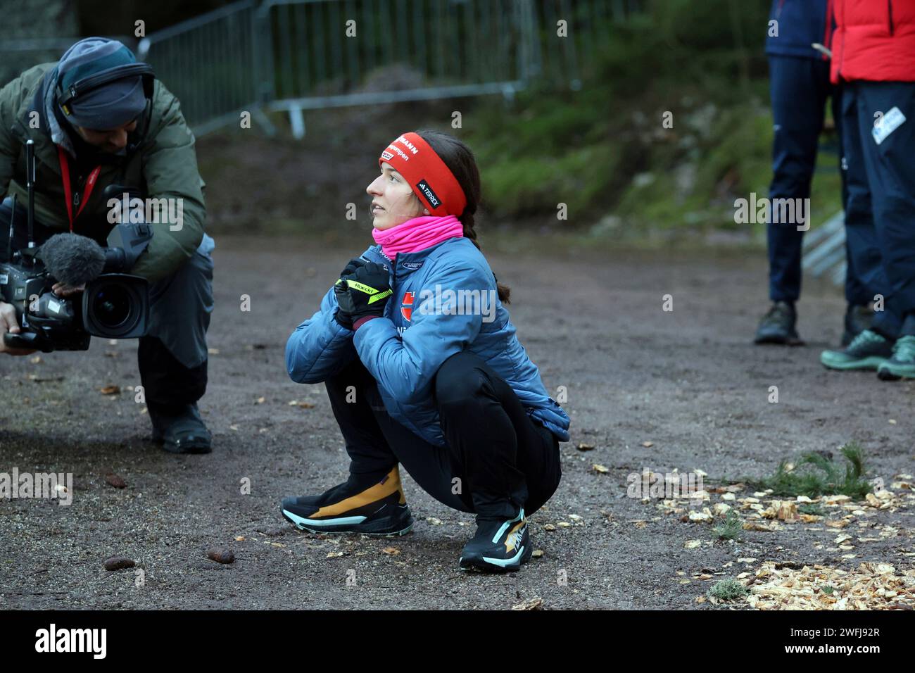 Auch beim Warmup im Fokus der TV-Kameras, Nathalie Armbruster (SZ Kniebis) beim FIS Weltcup Nordische Kombination Schonach 2024 Banque D'Images