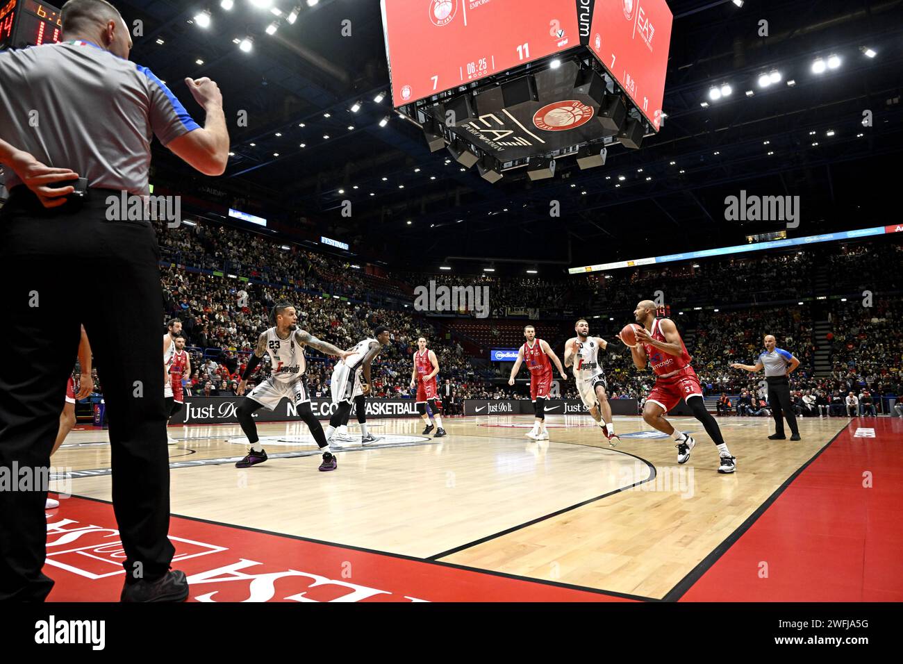 Panier arbitre sous le tableau pendant le match Olimpia Milano vs Virtus Bologna au Forum Arena à Milan, Italie Banque D'Images