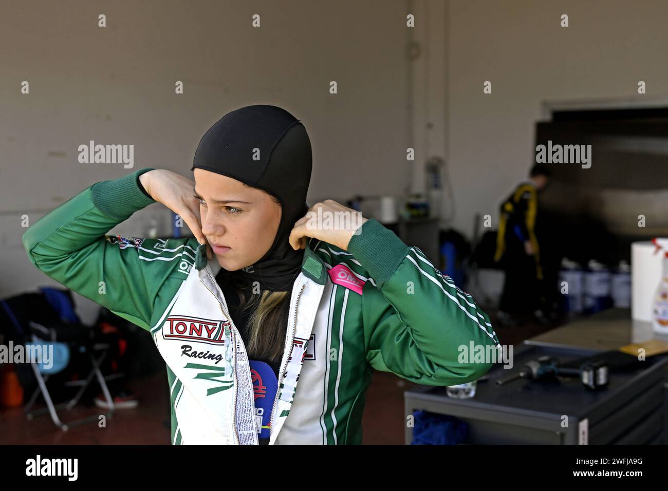 Jeune pilote femme au box de karting du circuit Kartodromo Cremona Banque D'Images