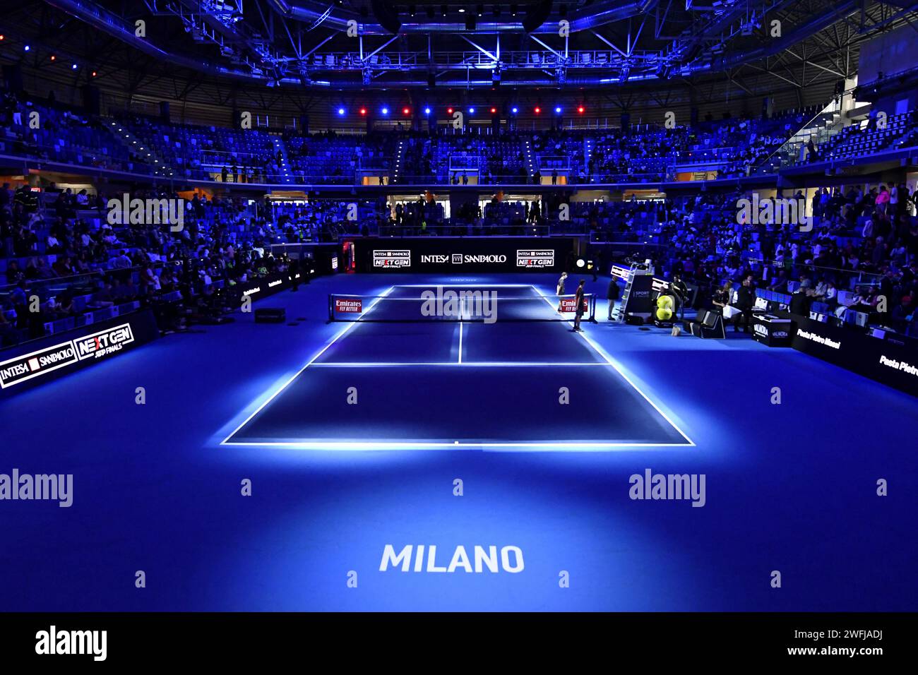 Vue panoramique sur un court de tennis bleu à l'Allianz Cloud Arena de Milan Banque D'Images