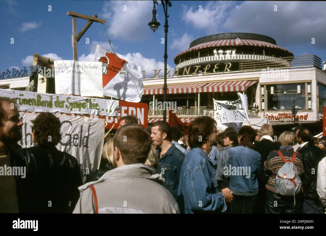 DATE D'ENREGISTREMENT NON INDIQUÉE démonstration Am 25. Septembre 1988 gegen IWF anlässlich der Jahrestagung des Internationalen Währungsfonds IWF und der Weltbank à Berlin-Ouest *** manifestation le 25 septembre 1988 contre le FMI à l'occasion de la réunion annuelle du Fonds monétaire international FMI et de la Banque mondiale à Berlin-Ouest Banque D'Images