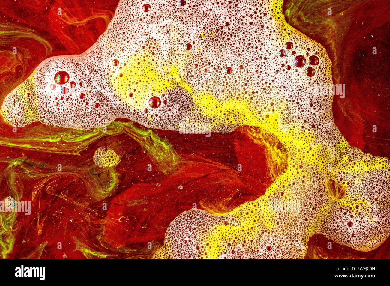 Bulles dans un bol avec du liquide rouge Banque D'Images