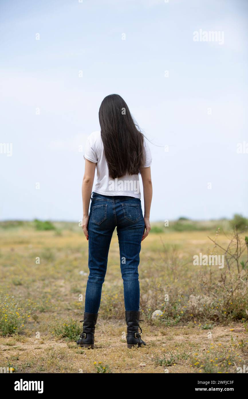 Vue arrière de la femme debout dans le domaine Banque D'Images