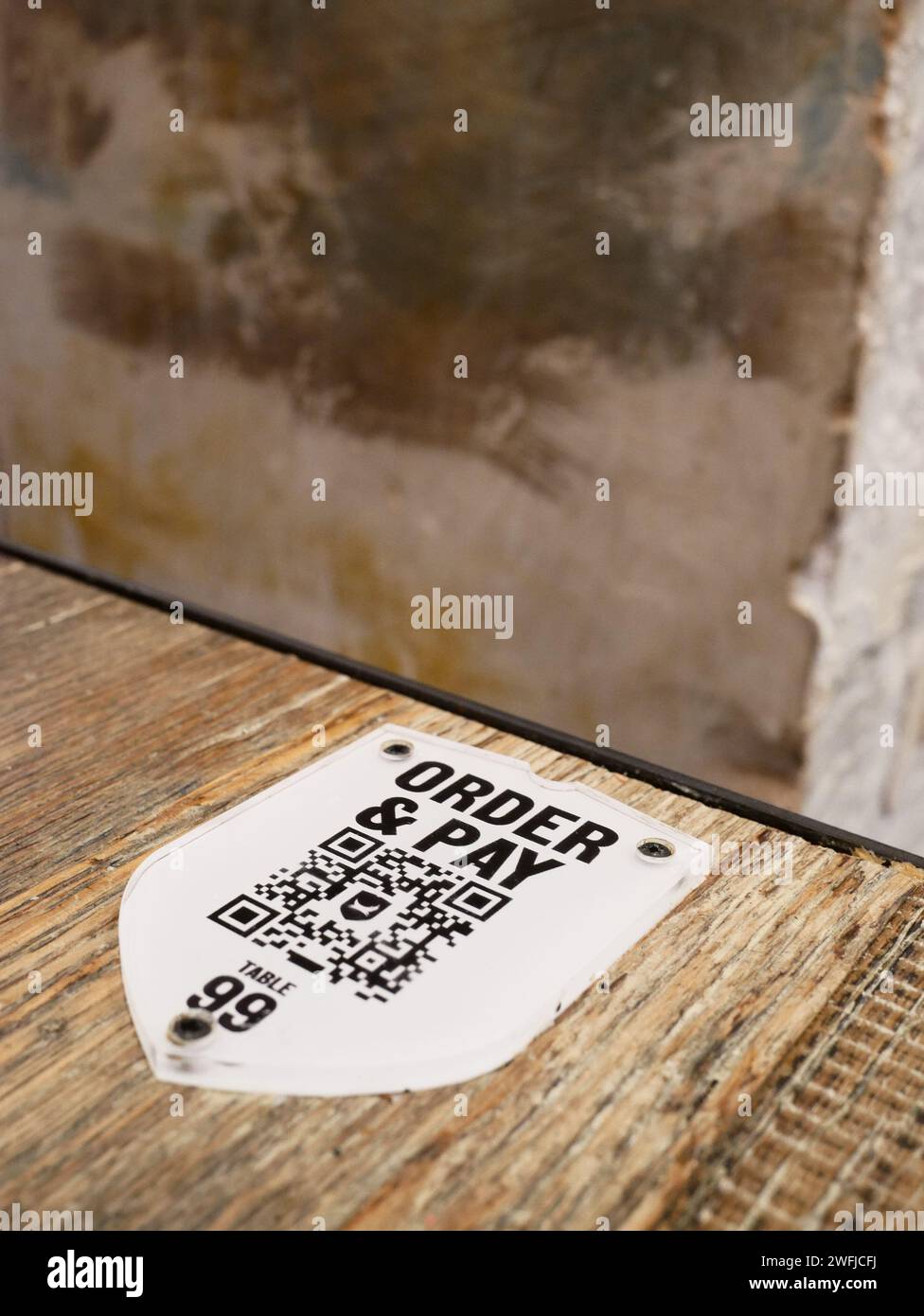 QR code sur la table du restaurant permettant aux clients de commander et de payer sans l'aide du personnel. Banque D'Images