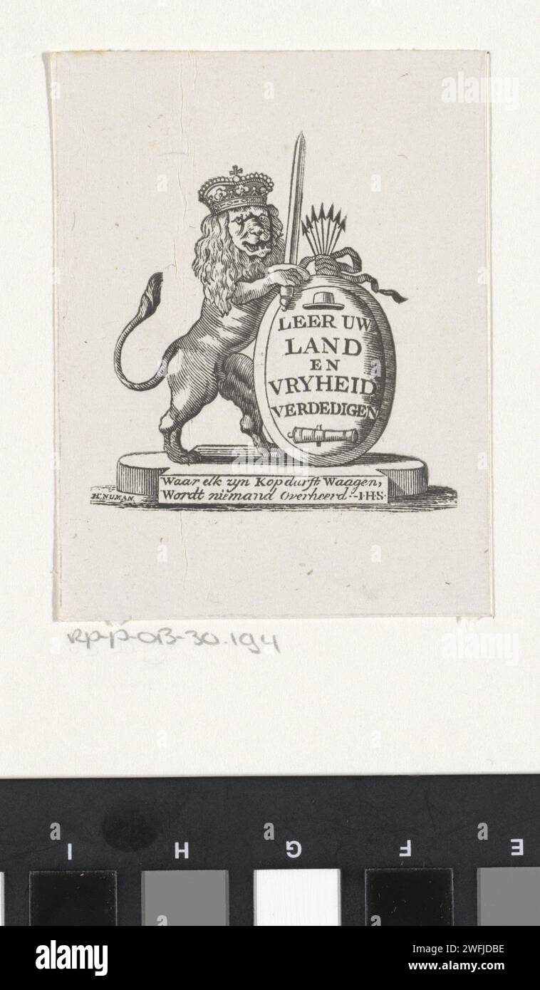 Vignette avec le Leeuw hollandais, Hendrik Numan, 1746 - 1788 print le Lion hollandais se tient debout avec une couronne, un paquet de flèches, une épée et un bouclier sur un piédestal. Texte néerlandais sur le bouclier et sur le piédestal. Vignette papier Haarlem. symboles de nations particulières, états, districts, etc Banque D'Images