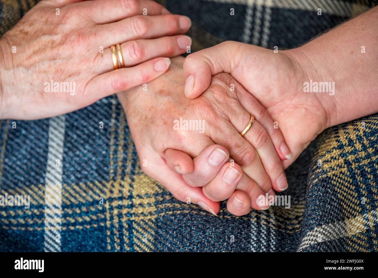 Mains attentives ; se tenant les mains ; Royaume-Uni Banque D'Images