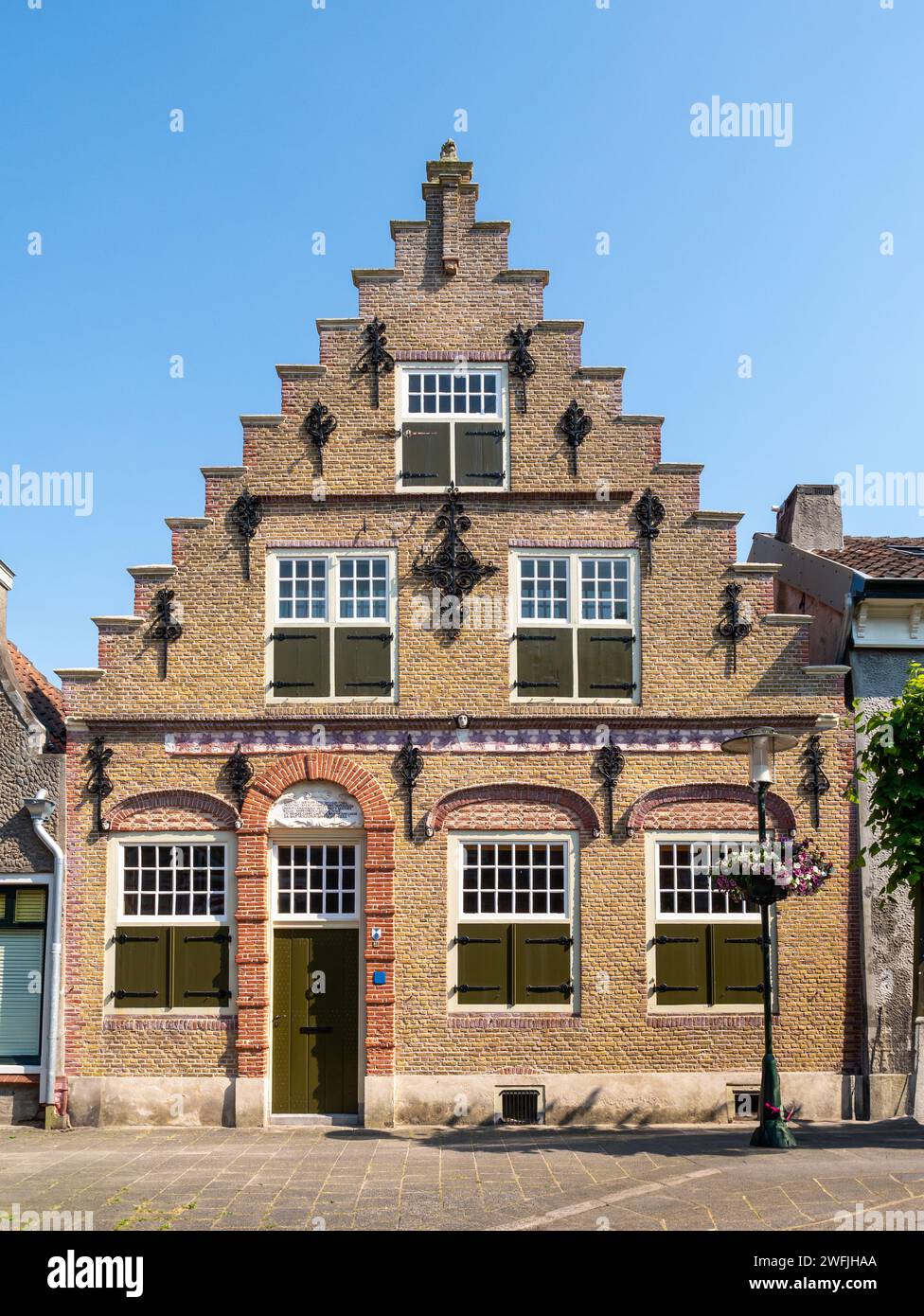 Maison avec pignon à gradins dans Voorstraat dans la vieille ville de Sint-Annaland, Tholen, Zélande, pays-Bas Banque D'Images