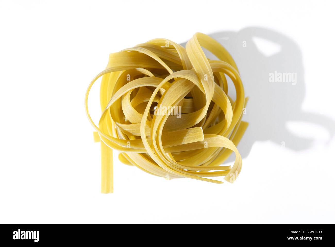 pâtes tagliatelles bio, végétaliennes et aux pois verts Banque D'Images