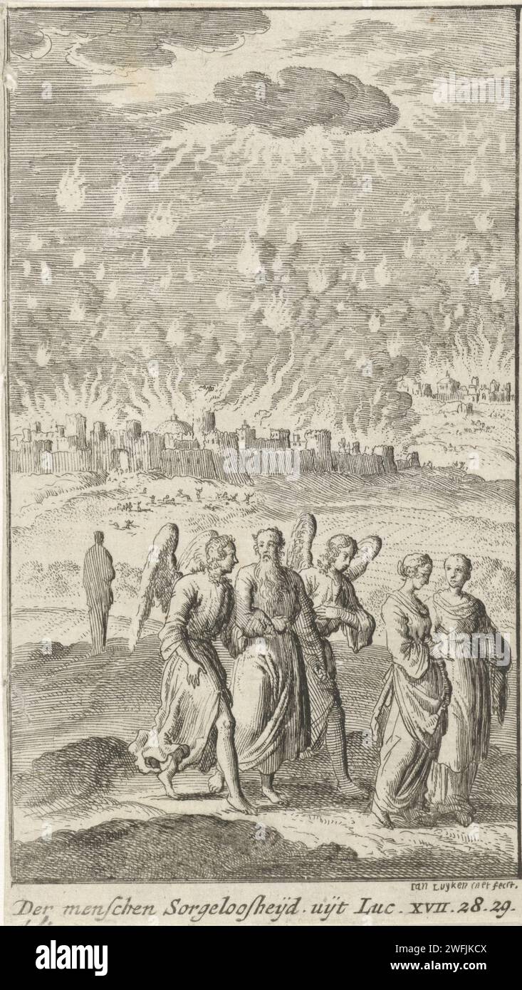 Lot et ses filles quittent Sodome brûlante, Jan Luyken, 1727 - 1729 print Amsterdam paper la destruction de Sodome et Gomorrhe : Lot et sa famille fuient à Zoar, portant leurs biens ; un ange peut montrer le chemin (Genèse 19:24-29) Banque D'Images
