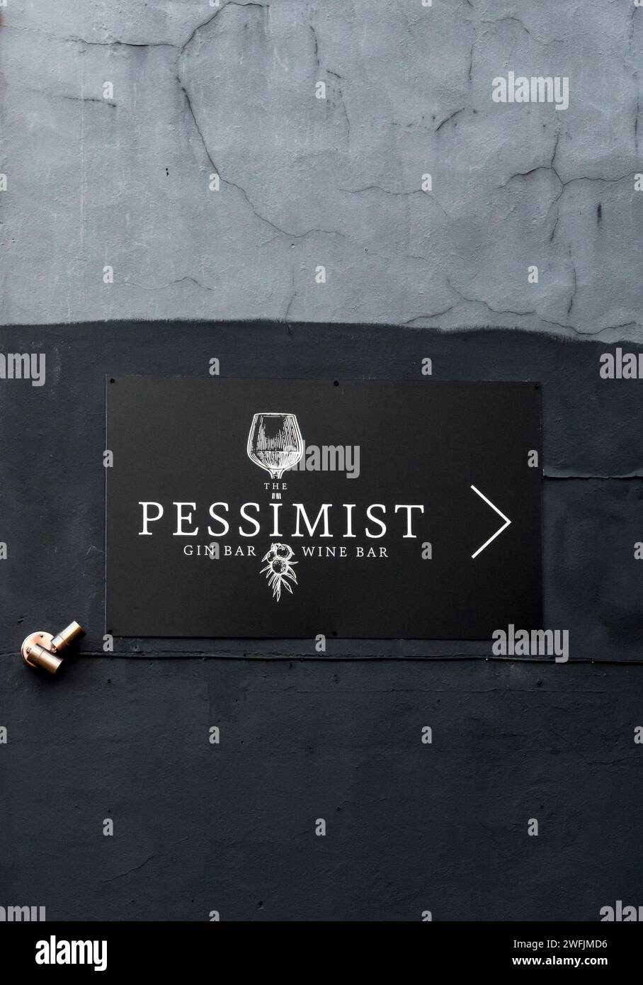 Panneau noir et blanc pointant vers le gin pessimiste et bar à vin, Mint Lane, Lincoln City, Lincolnshire, Angleterre, ROYAUME-UNI Banque D'Images