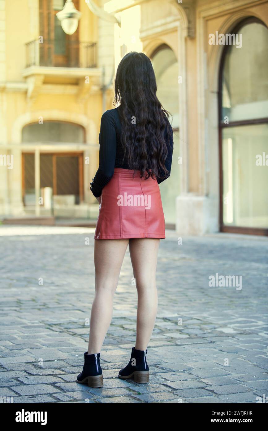 Young woman standing outdoors Banque D'Images