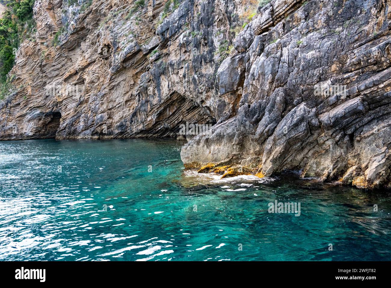 Falaises et crêtes de calcaire pittoresques sur les rives occidentales pittoresques de Corfou, en Grèce Banque D'Images