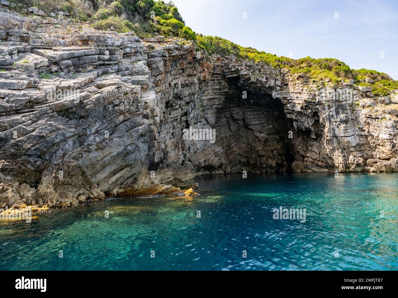 Falaises et crêtes de calcaire pittoresques sur les rives occidentales pittoresques de Corfou, en Grèce Banque D'Images