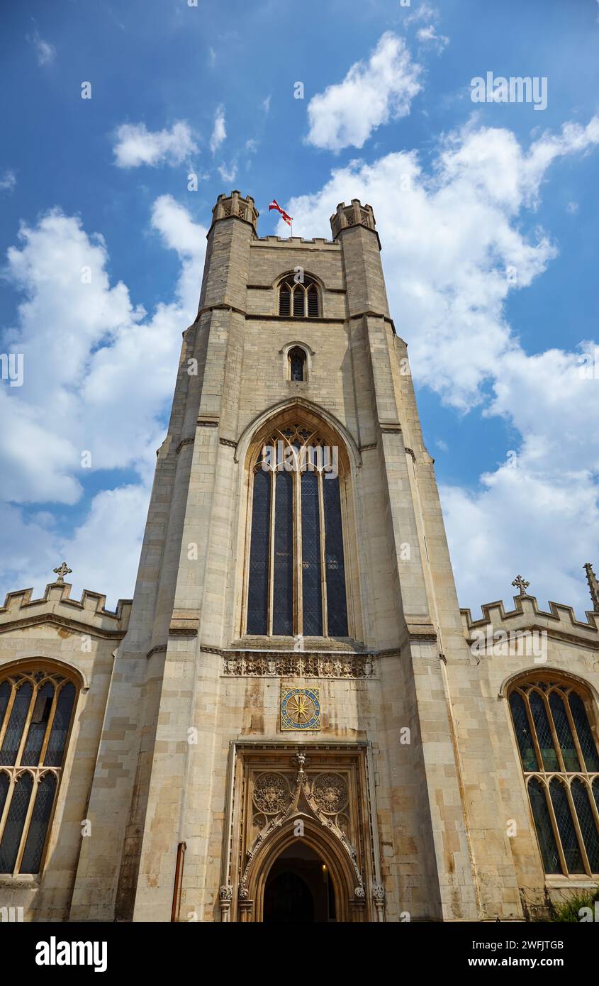 La vue jusqu'au clocher de l'église de St Mary the Great à l'extrémité nord de King's Parade dans le centre de Cambridge. Royaume-Uni Banque D'Images