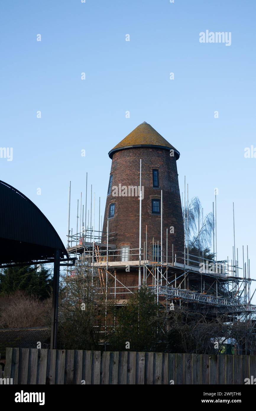 Le moulin à vent avec échafaudage, Thurlaston, Warwickshire, Angleterre, Royaume-Uni Banque D'Images