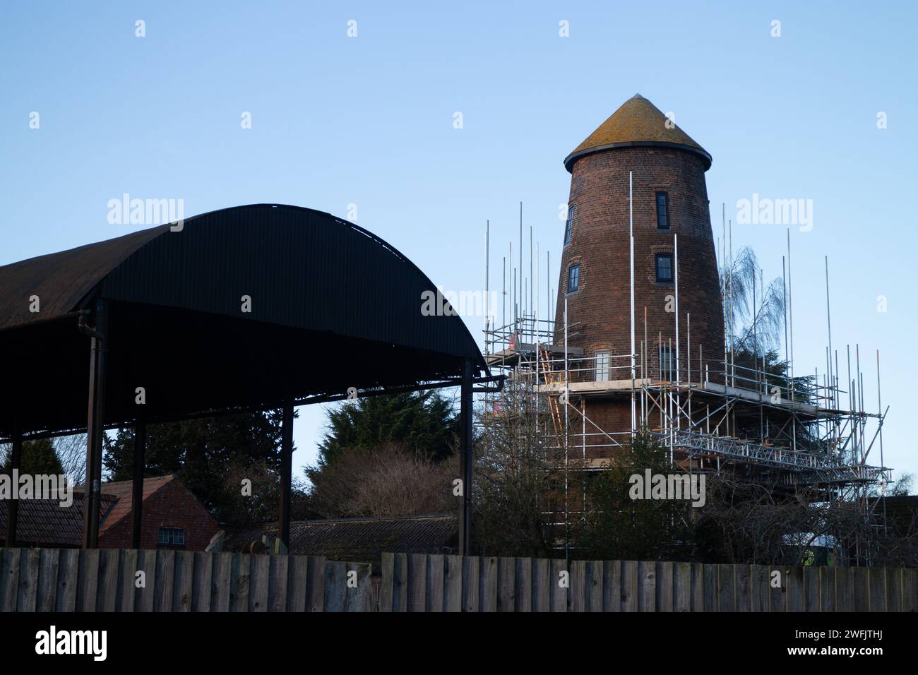 Le moulin à vent avec échafaudage, Thurlaston, Warwickshire, Angleterre, Royaume-Uni Banque D'Images