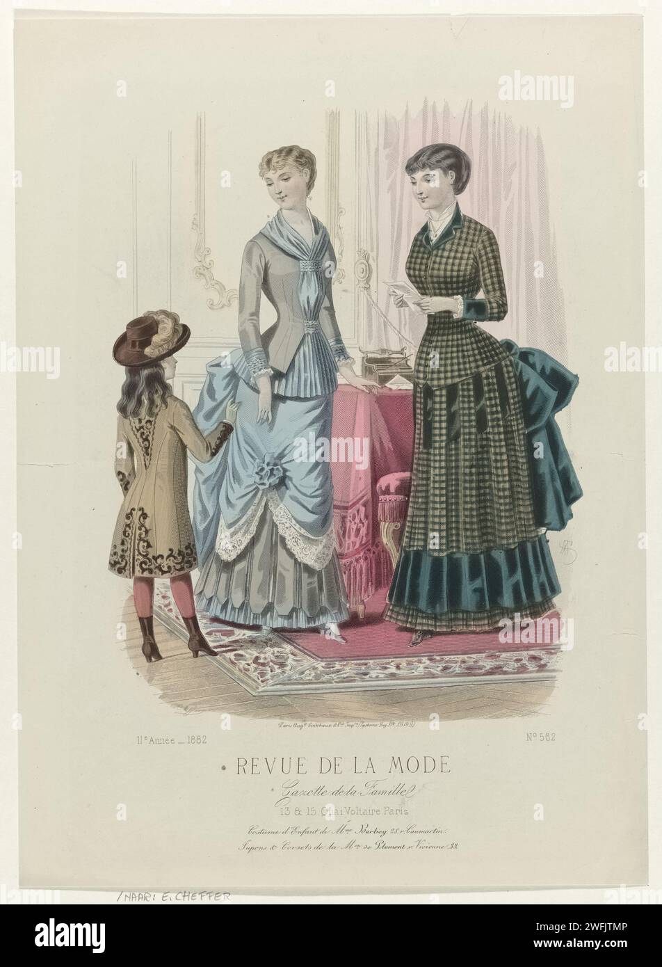 Revue de mode, Family gazette, dimanche 8 octobre 1882, 11e année, non 562 : costume d'enfant (...), E. Cheffer, 1882 deux femmes, dont une avec une lettre dans les mains, et une fille, dans un intérieur. A gauche : 'toilette' de bleu 'surah' et côté gris. Droite : toilette de laine verte écossaise à carreaux et velours Uni. Les vêtements pour enfants sont de Barbey : «toilette» pour une fille de 10 ans. Sous l'image une règle de texte publicitaire pour différents produits. Tirage du magazine de mode Revue de la mode (1872-1913). Description détaillée des vêtements à la page 331 'planche coloriée'. Paris papier engra Banque D'Images