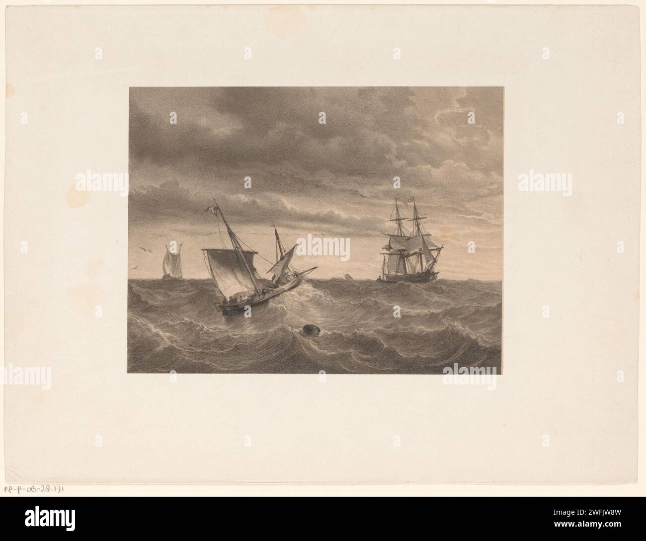 Voiliers en haute mer, Anonyme, 1809 - c. 1899 imprimer l'un des navires penche fortement vers la gauche. Une tonne flotte au milieu. voilier en papier, voilier. mer (paysage marin) Banque D'Images