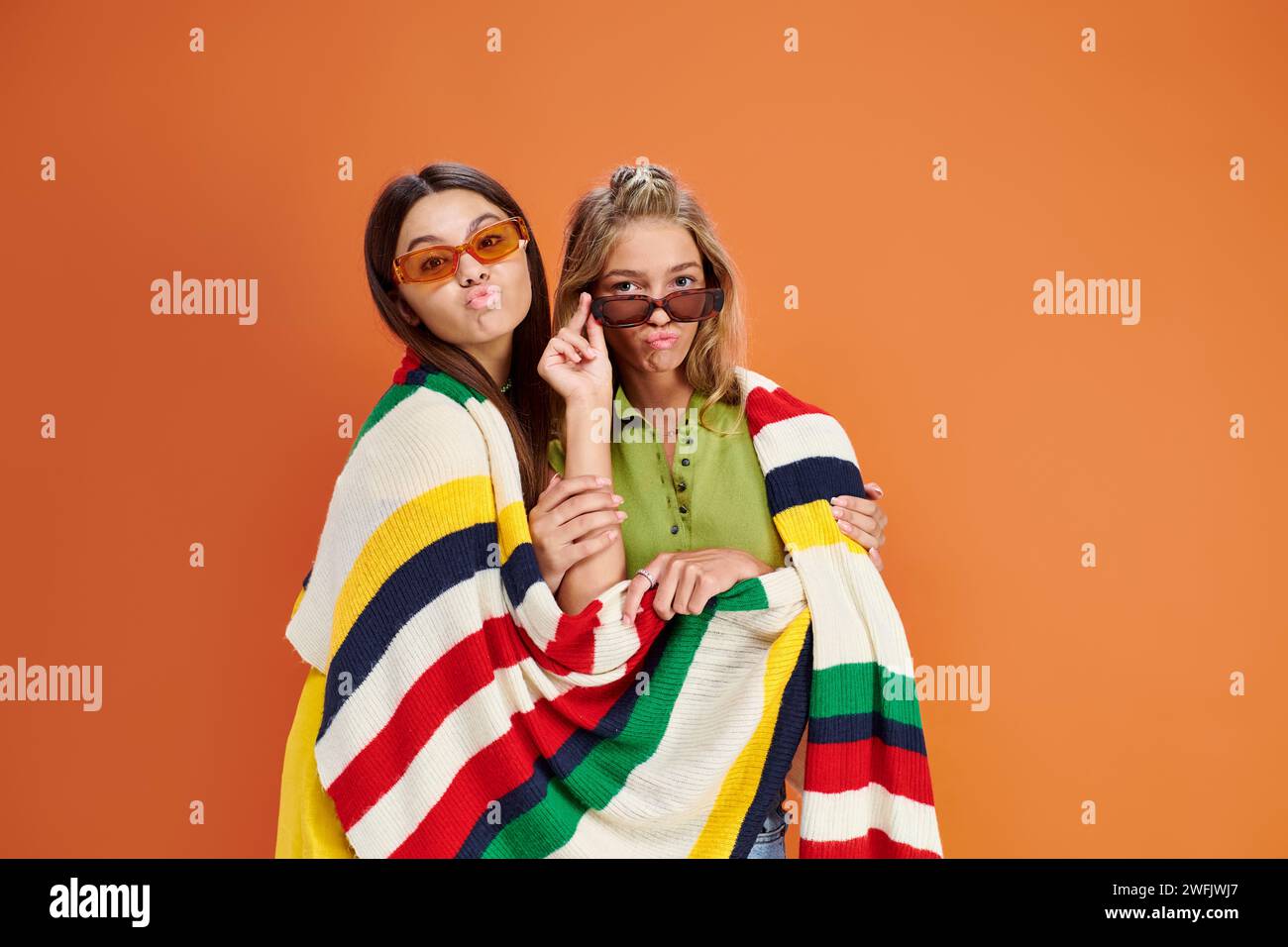 jolies adolescentes gaies avec des lunettes de soleil posant avec des lèvres bouchées et regardant la caméra Banque D'Images