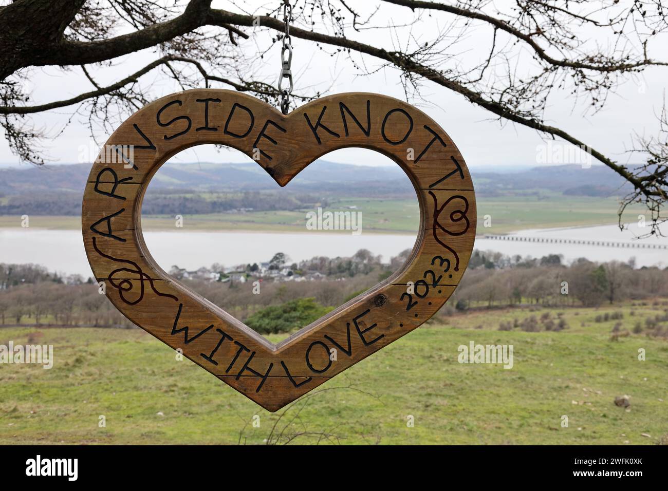 Sculpture en bois sur Arnside Knott avec l'estuaire du Kent et le viaduc derrière, Arnside, Cumbria, Royaume-Uni Banque D'Images