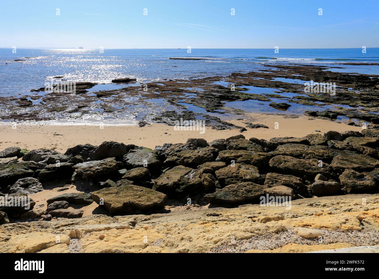 Playa de la Costilla plage et promenade dans la ville de Rota, Cadix, par une journée ensoleillée Banque D'Images