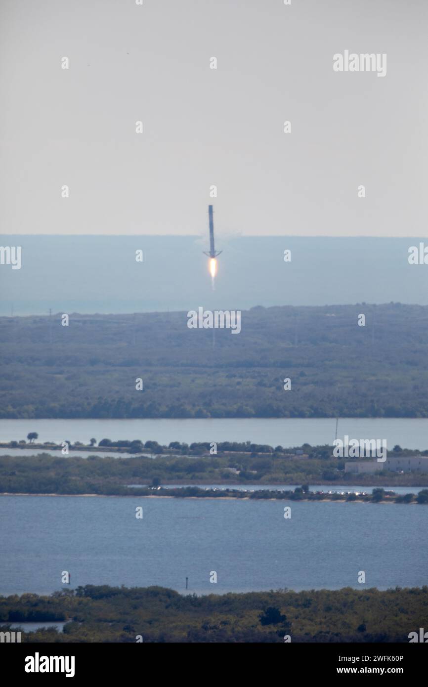 Cape Canaveral (États-Unis d ' Amérique). 30 janvier 2024. Une fusée SpaceX Falcon 9 explose dans l'espace transportant la mission Northrop Grumman Cygnus Unmaned commercial Resupply Services depuis le complexe de lancement spatial 40 de la Station spatiale Cape Canaveral, le 30 janvier 2024 à Cape Canaveral, Floride. Le vaisseau spatial transporte 8 200 livres de recherches scientifiques, de fournitures et d'équipement vers la Station spatiale internationale. Crédit : Kim Shiflett/NASA photo/Alamy Live News Banque D'Images