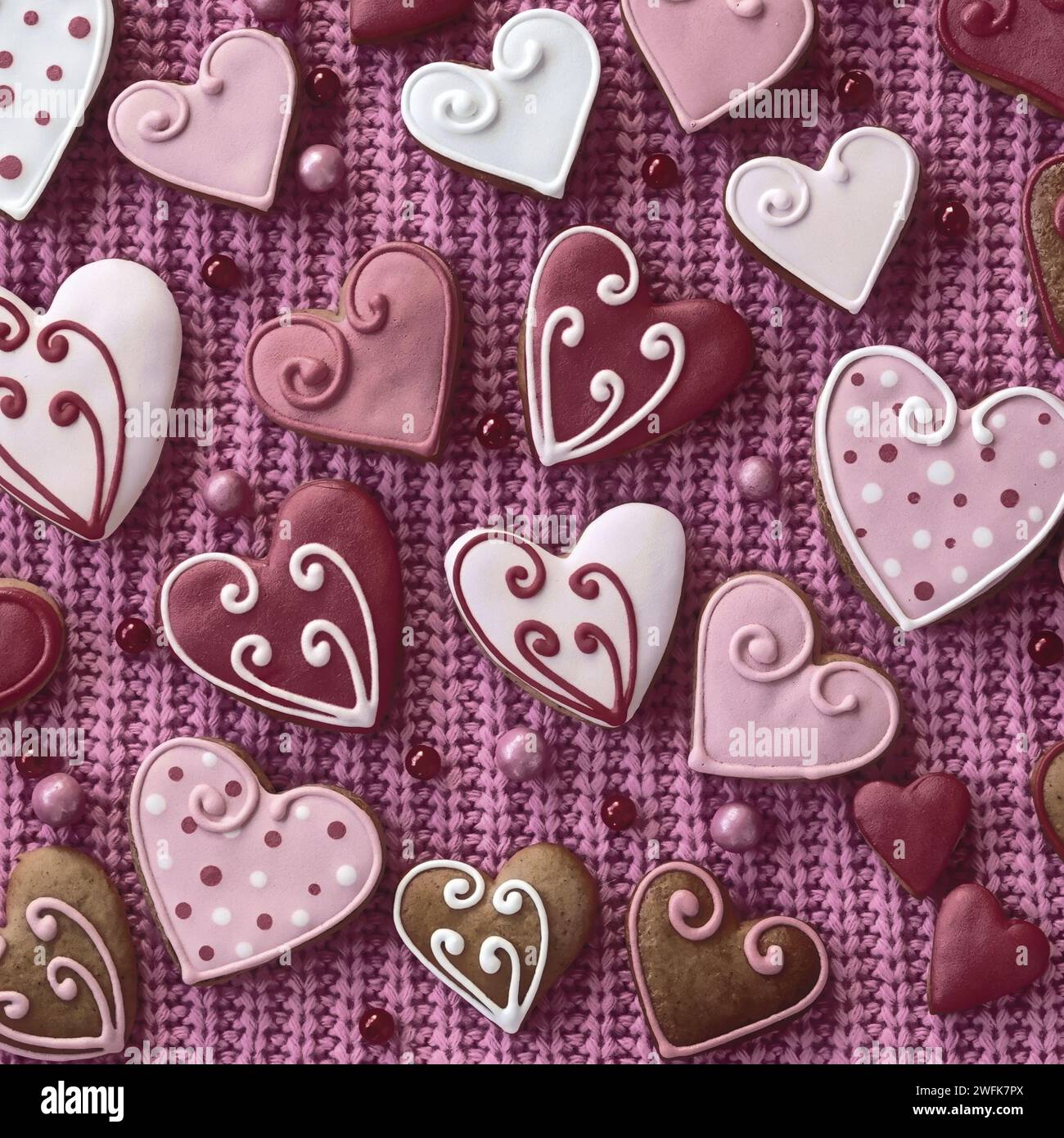 Fond de coeurs en pain d'épice sur tissu rose. Fonds d'écran Saint-Valentin. Bannière large. Photo carrée Banque D'Images