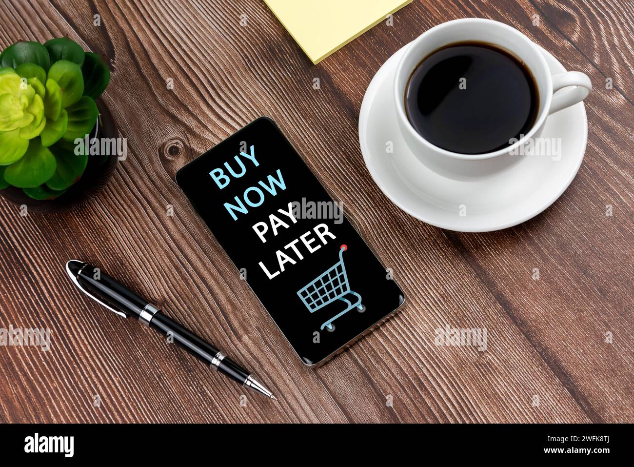Acheter maintenant payer plus tard le texte d'achat sur le téléphone intelligent et tasse de café Banque D'Images