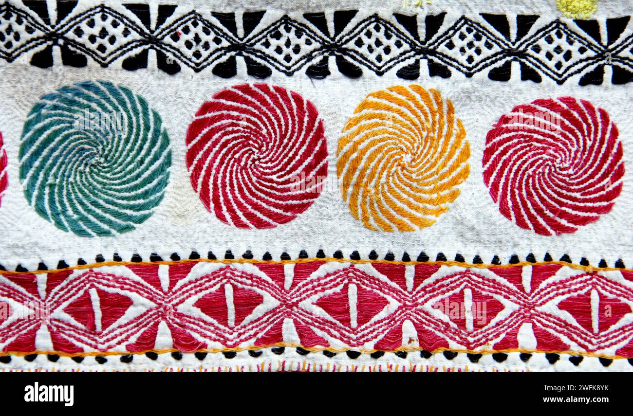 Nakshi kantha, un type de courtepointe brodée, est une tradition artistique bengali vieille de plusieurs siècles de la région du Bengale, remarquable au Bangladesh et dans les États indiens du Bengale occidental, du Tripura et d'une partie de l'Assam. Le matériau de base utilisé est le fil et le vieux tissu. Les motifs colorés et les motifs qui sont brodés ont abouti au nom 'Nakshi Kantha', qui a été dérivé du mot bengali 'naksha', qui se réfère aux motifs artistiques.ces articles sont conservés au 'Bangladesh Folk and Karur art Museum'. Bangladesh. Banque D'Images