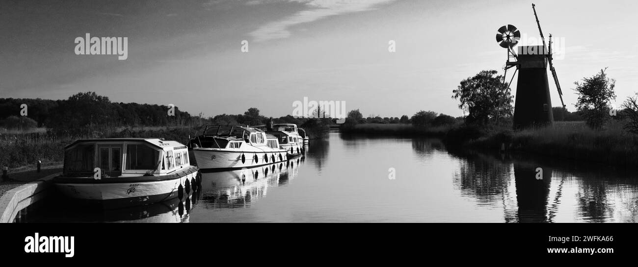 Vue de Turf Fen Mill sur la rivière Ant, Norfolk Broads National Park, Angleterre, Royaume-Uni Banque D'Images