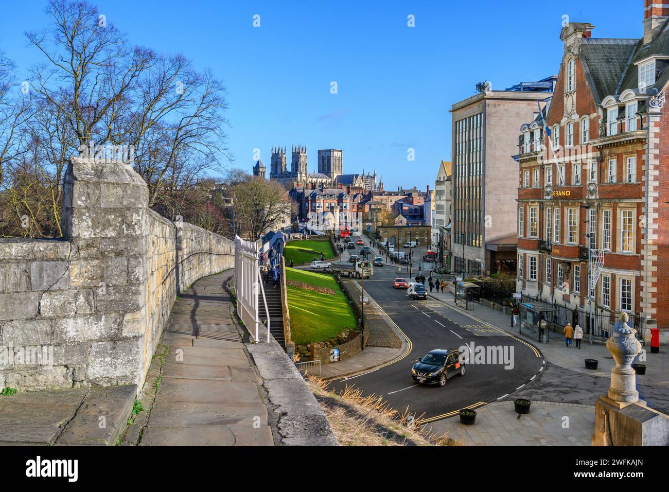 Le City Wall Walk en regardant vers York Minster, avec le Grand Hôtel sur la droite, York, Angleterre, Royaume-Uni. Banque D'Images