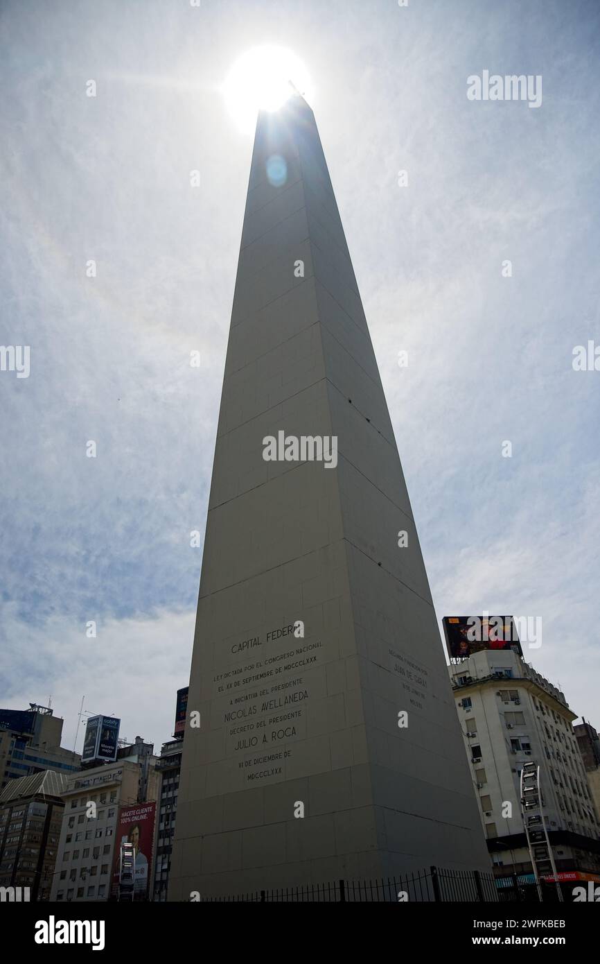 L'Obélisque de Buenos Aires est un monument historique national et une icône de Buenos Aires. Érigé en 1936 pour commémorer la première fondation de la ville. Banque D'Images