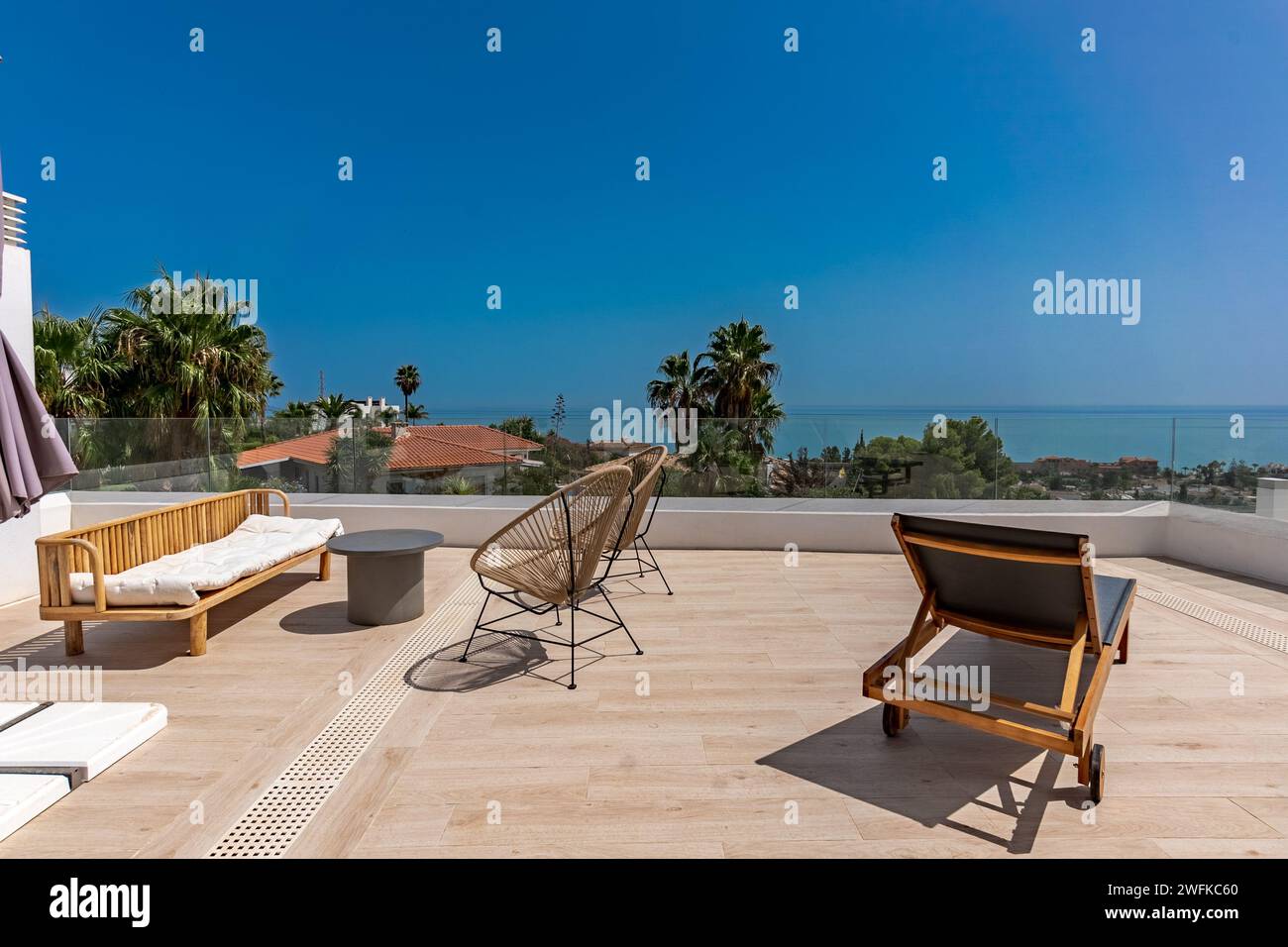 vue imprenable sur le toit sur la mer méditerranée depuis la terrasse d'une villa de vacances de luxe Banque D'Images