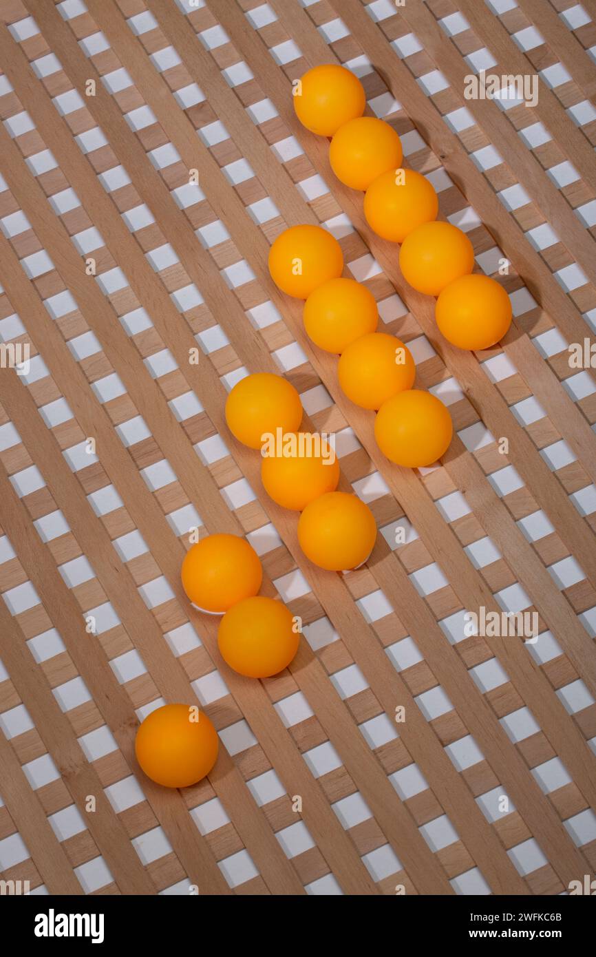 Fond abstrait avec grille en bois et boules oranges Banque D'Images