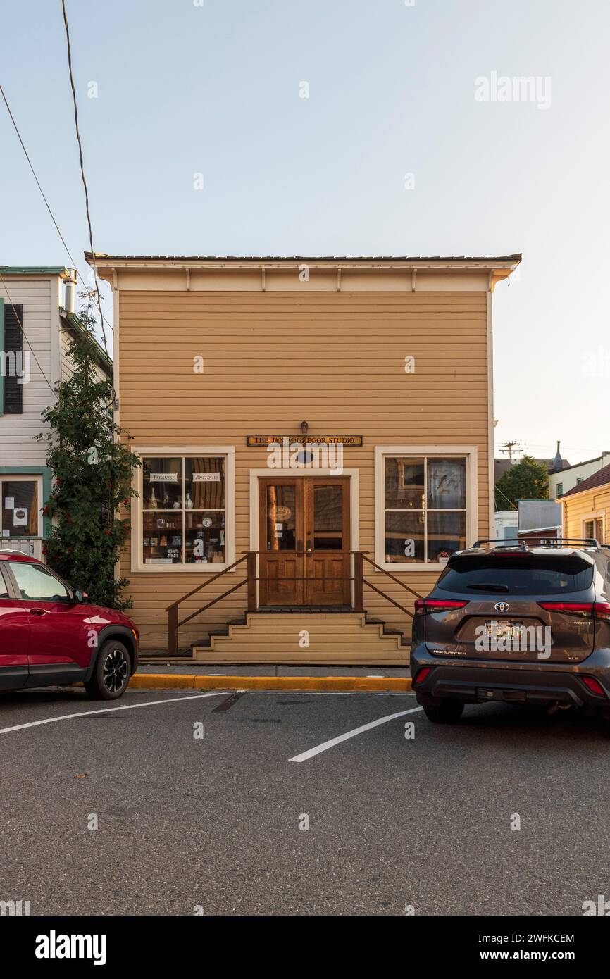 Image verticale de l'historique Jan McGregor Studio à Coupeville, Whidbey Island, État de Washington, avec des voitures garées le long de la rue en face. Banque D'Images