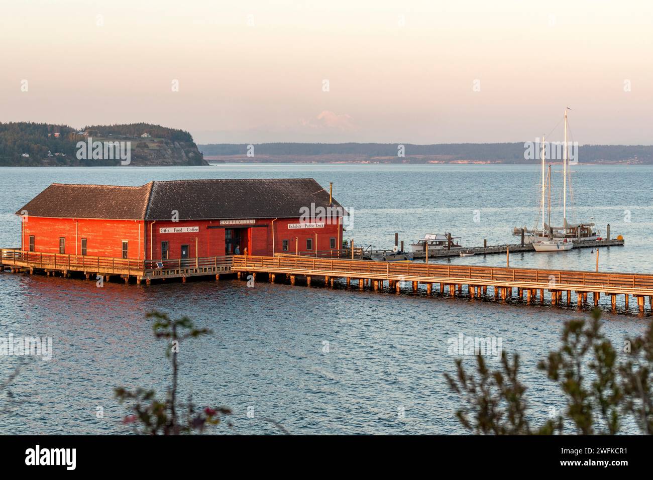 Photo horizontale du charmant quai rouge et du quai public à Penn Cove à Coupeville, Whidbey Island, État de Washington, avec un soupçon de Mount Baker ri Banque D'Images